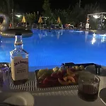 Mavi & Restaurant ホテル